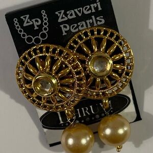 NWT Dhuruvi Beautiful Gold Earrings.